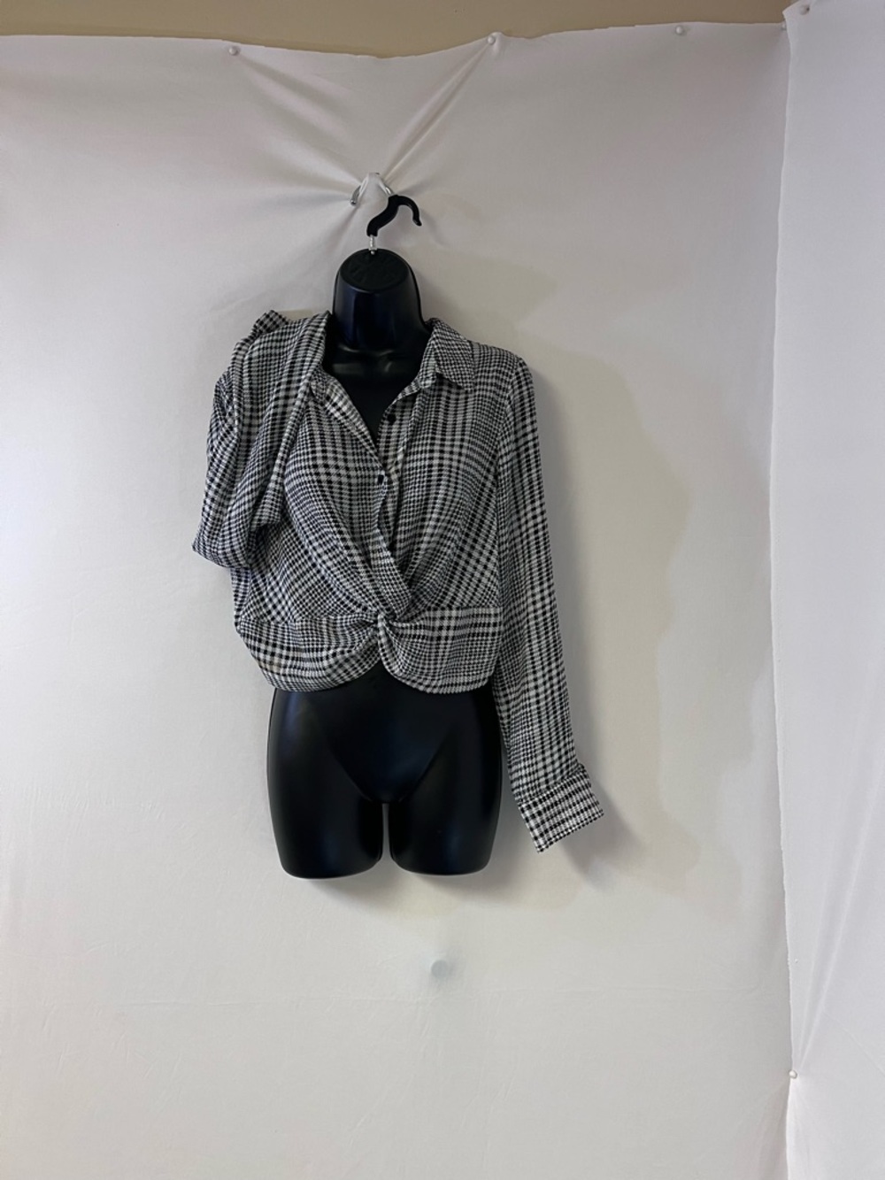 Timing Black & White Houndstooth Twist-Front Button Down Shirt